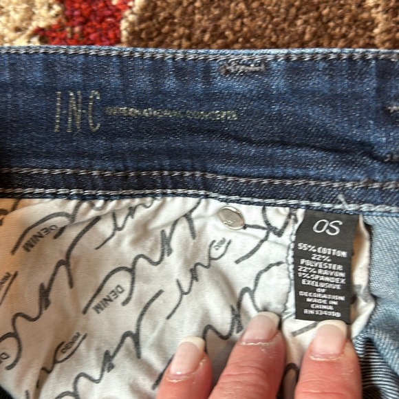 INC INTERNATIONAL CONCEPTS STRAIGHT LEG CURVY FIT- SHORT JEANS - Picture 4 of 6